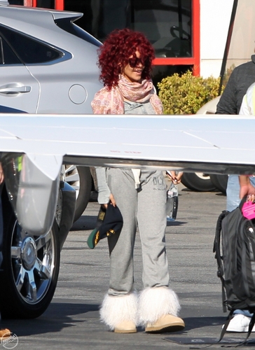  蕾哈娜 jets off from Los Angels,November 22th,2010