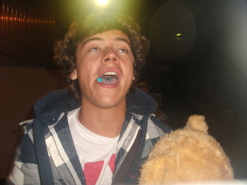  Flirty Harry Behind The Scenes Wiv A Blue Tongue হাঃ হাঃ হাঃ :) x