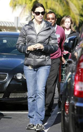 Jen out and about in L.A. 11/21/10