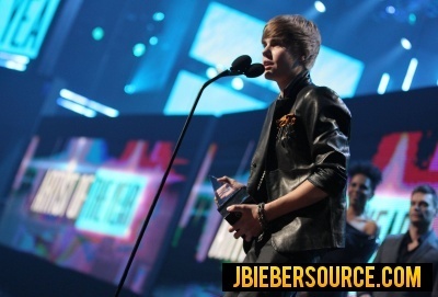 Justin recieving awards at the 2010 VMAs