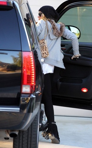  Lindsay Lohan Sets Out for Thanksgiving in LA