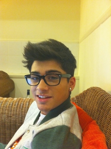  Sizzling Hot Zayn Behind The Scenes (He Owns My herz & Always Will) Loving The Glasses Zayn :) x