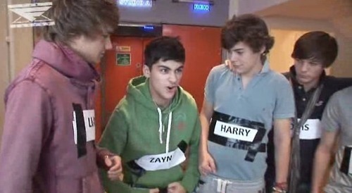  1 Direction Ave U Seen How Liam, Harry & Louis R Looking At Zayn MDR :) x