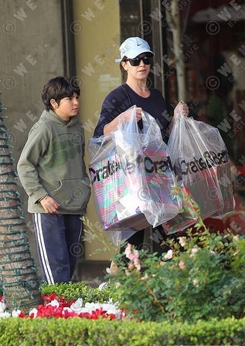  28.11 - Nikki makes Krismas shopping