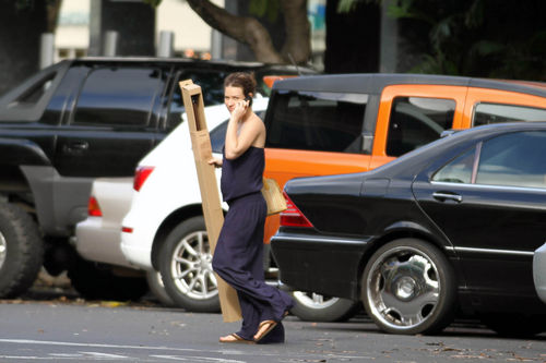 Evi out and about in Hawaii - 01.12.2010 