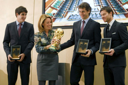  Fernando Llorente, Javi Martinez & Xabi Alonso - honored 由 the Basque government (1.12.2010)