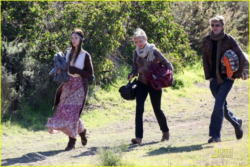 Isabel Lucas: Picnic with Pals