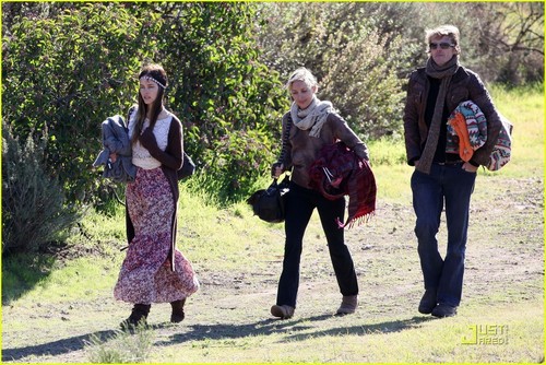 Isabel Lucas: Picnic with Pals