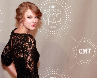  Taylor at the CMT Artists of the año 2010