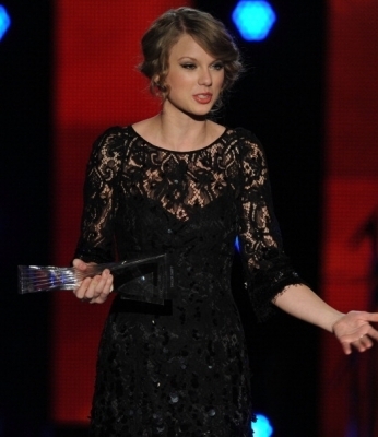  Taylor at the CMT Artists of the год 2010