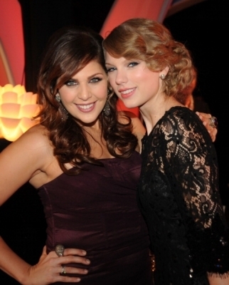  Taylor at the CMT Artists of the साल 2010