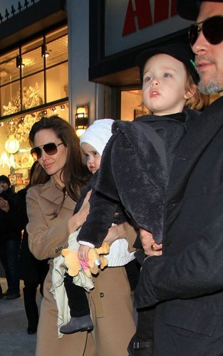 Angelina, Brad , Vivienne & Knox out in NYC
