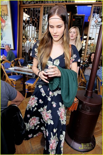  Isabel Lucas Lunches at Little 다음 Door