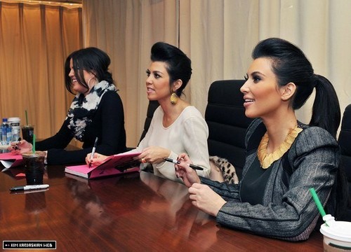  Kim, Kourtney & Khloe's 'Kardashian Konfidential' B&N signing NYC 11/30/10