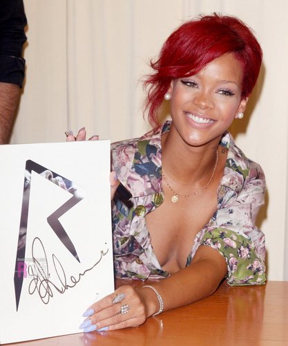 Rihanna signing of her book at Barnes&Noble,NY,October 27th,2010