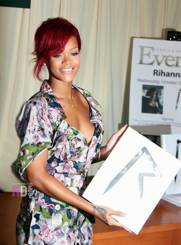  Rihanna signing of her book at Barnes&Noble,NY,October 27th,2010