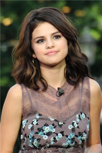  Selena on Extra Interview,Novebmer 09,2010
