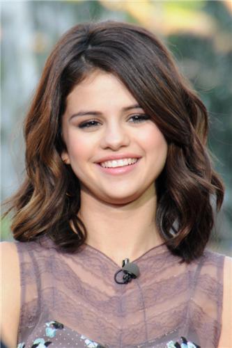  Selena on Extra Interview,November 09,2010