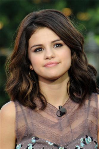  Selena on Extra Interview,November 09,2010