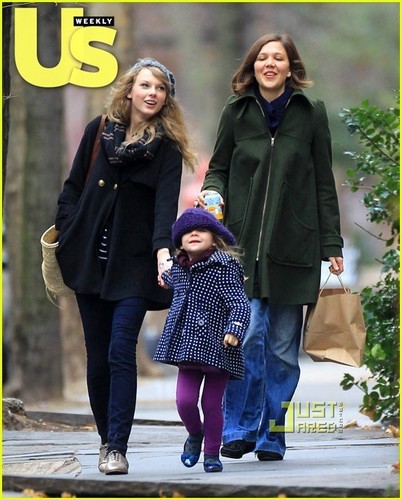  Taylor Swift: Thanksgiving with Maggie Gyllenhaal!