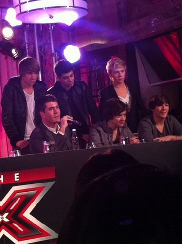  1D & Simon Doing A Tv onyesha Ahead Of The Finals (1D All The Way) :) x