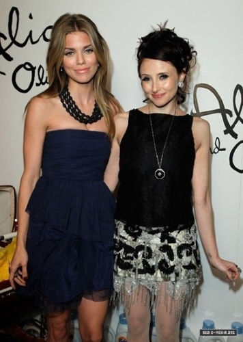  2010 > 2010-12-06 alice + olivia によって Stacey Bendet Holiday Party For Baby Buggy