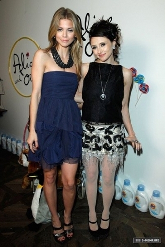  2010 > 2010-12-06 alice + olivia oleh Stacey Bendet Holiday Party For Baby Buggy