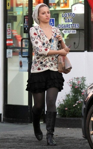 Dianna heading home from the Glee set - December 8, 2010