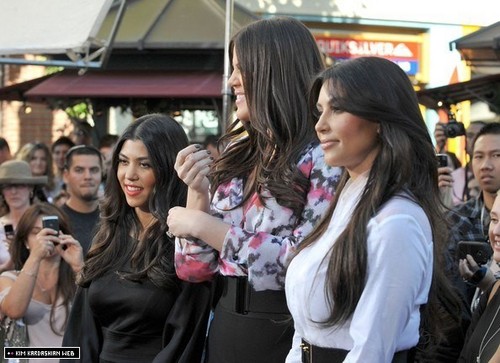  The Kardashians are interviewed sa pamamagitan ng Extra at The Grove 12/2/10