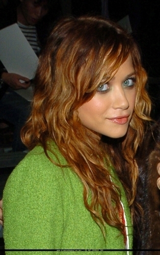  13-09-04 - Mary-kate & Ashley at Marc Jacobs Spring 05 Fashion Show