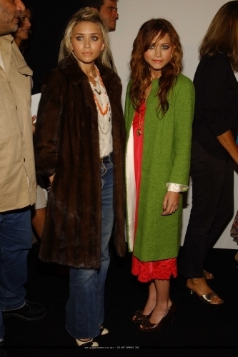  13-09-04 - Mary-kate & Ashley at Marc Jacobs Spring 05 Fashion mostrar