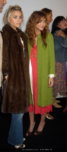  13-09-04- Mary-kate & Ashley at Marc Jacobs Spring 05 Fashion दिखाना