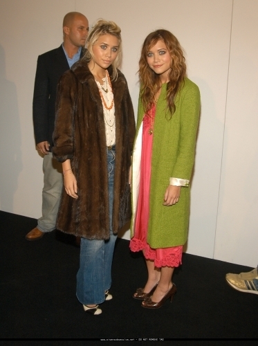 13-09-04- Mary-kate & Ashley at Marc Jacobs Spring 05 Fashion tunjuk