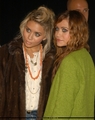 13-09-04- Mary-kate & Ashley at Marc Jacobs Spring 05 Fashion Show - mary-kate-and-ashley-olsen photo