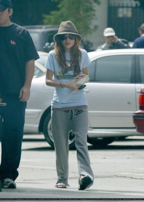 17-10-04 - Mary-Kate getting coffee in Santa Monica