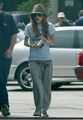 17-10-04 - Mary-Kate getting coffee in Santa Monica - mary-kate-and-ashley-olsen photo
