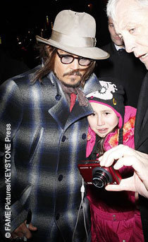  Depp Saves Young Fan From the Paparazzi While in New York To appear on David Letterman Zeigen