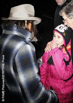  Depp Saves Young fã From the Paparazzi While in New York To appear on David Letterman Show