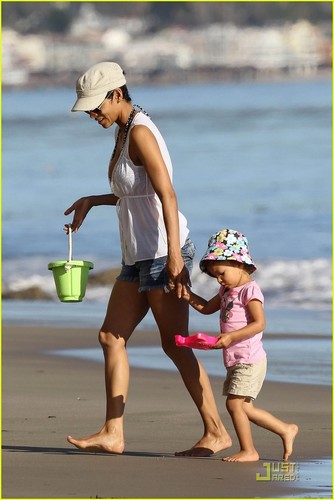 Halle Berry & Nahla Aubry: Beach Babes!