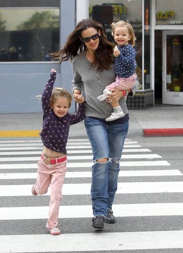Jennifer Garner: Shopping Spree with Violet & Seraphina!