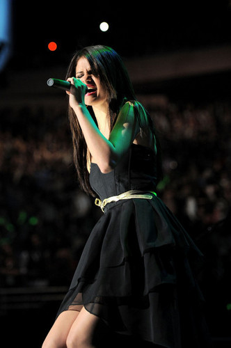  Z100's Jingle Ball 2010 Presented sa pamamagitan ng H&M - ipakita (Selena Gomez)