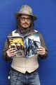 look whats Johnny Depp's holding ^____^ - harry-potter photo