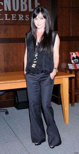  2010-12-14 Shannen Doherty Signs Copies of her Book Badass