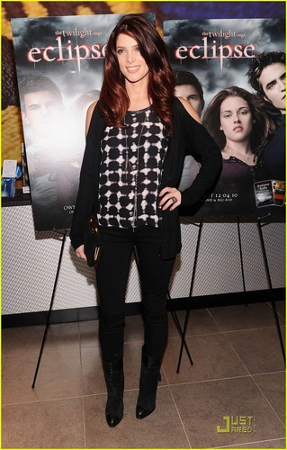  Ashley Greene: 'Eclipse' Signing at Best Buy!