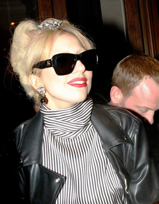 lady gaga hotel. Gaga leaving her hotel in