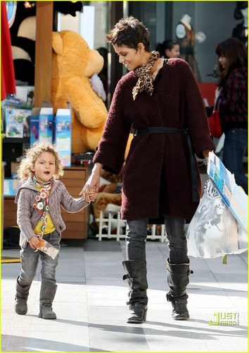  Nahla Aubry: Shopping with Halle Berry!