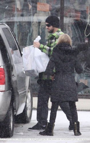  Avril and Brody giáng sinh shopping at Kingston , Ontario!
