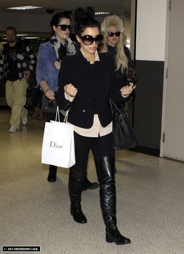 Kim and Khloe arrive back in LA after their South Africa trip 12/19/10