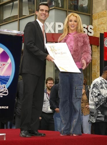  Reciving her 星, つ星 on the Hollywood Walk of Fame-November 2003