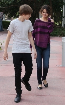  Selena & Justin out in Miami समुद्र तट